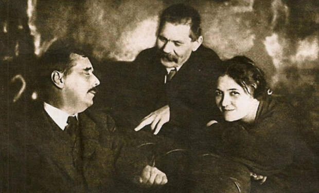 Герберт Уэллс, Максим Горький и Мария Будберг. 1920. / Фото: www.regnum.ru