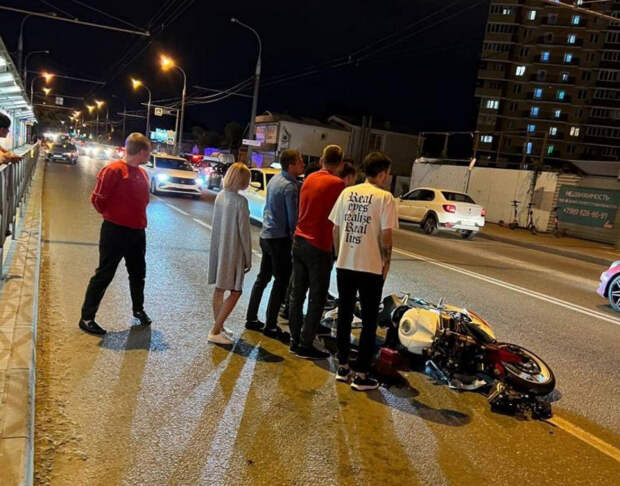 В Краснодаре мотоциклист не справился с управлением и влетел в авто: от полученных травм он умер