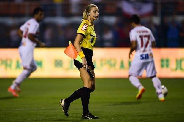 Самые соблазнительные судьи Самые соблазнительные судьи арбитр, арбитры, глаз не оторвать, спортивные судьи, судьи, судья, футбол