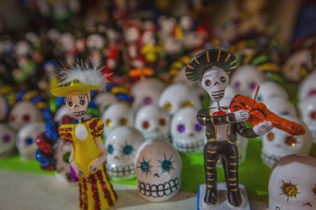 1 и 2 ноября в Мексике с особым размахом отмечают один из самых грандиозных и красочных праздников – День Мертвых, туристы со всего мира приезжают посмотреть на костюмированные карнавалы, концерты и гулянья, где все без исключения - участники и зрители - одеваются в тематические костюмы.