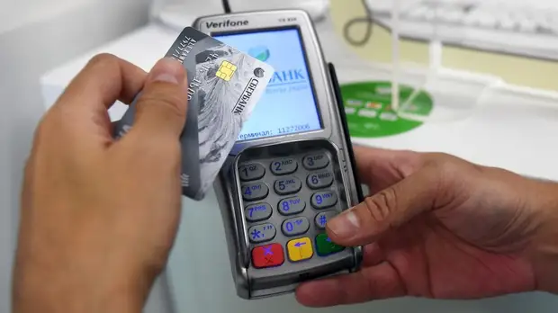 Денежный переход: доля безналичных платежей в России достигла рекордных 75%