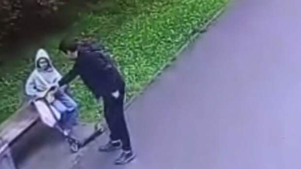 Мигрант пытался затащить 13-летнюю школьницу в кусты / Кадр из видео: