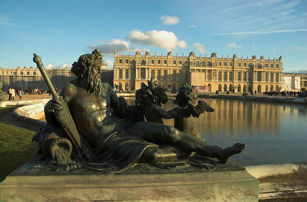 Замок Версаль является грандиозным памятником архитектуры Людовика XIV.