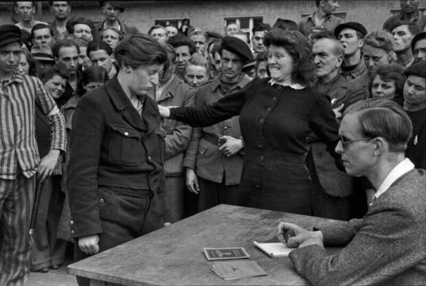 15. Женщина, замаскированная под военного беженца, разоблачена как информатор гестапо. Дессау, Германия, 1945 год 15. Женщина, замаскированная под военного беженца, разоблачена как информатор гестапо. Дессау, Германия, 1945 год
