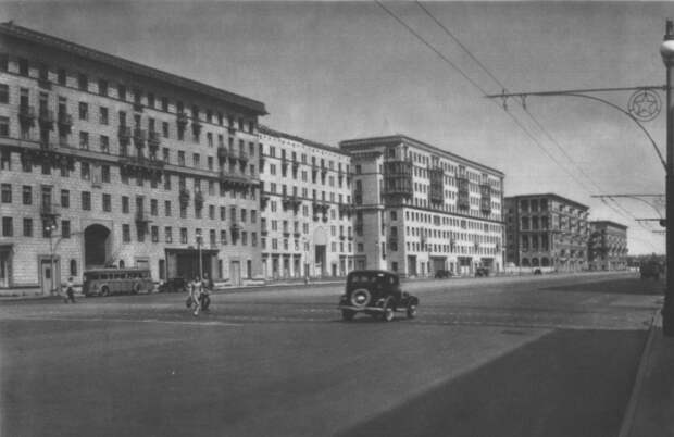 Построенные в 30-х-50-х годах прошлого века квартиры имели отличное месторасположение, высокие потолки и большую площадь / Фото: pastvu.com
