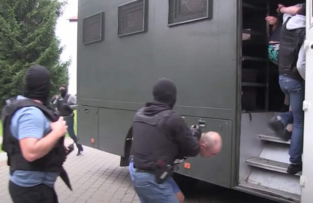 Задержанных под Минском россиян заключили под стражу