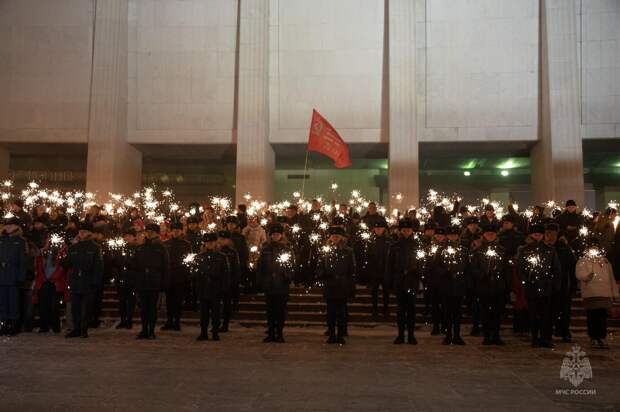 Курсанты Академии ГПС МЧС России почтили подвиг ленинградцев