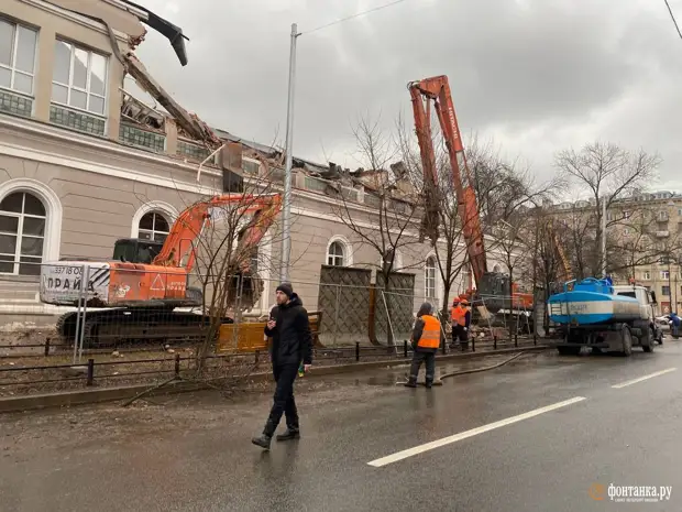 Гвардия умирает, но не сдается. Манежа Финляндского полка на Васильевском больше нет