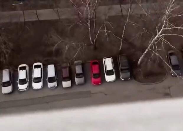 Робот-мойщик окон сорвался с 16-го этажа и пробил лобовое стекло машины