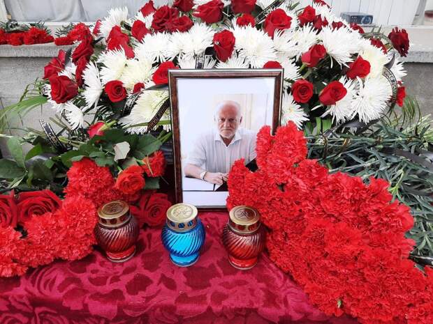 Ялтинцы несут к администрации цветы в память об Иване Имгрунте