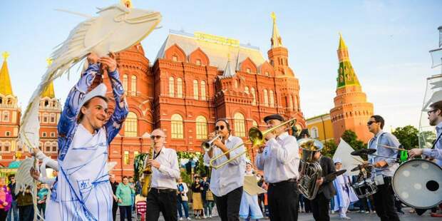 Собянин: В «Николин день» москвичи запустили 3300 бумажных корабликов/ Фото mos.ru