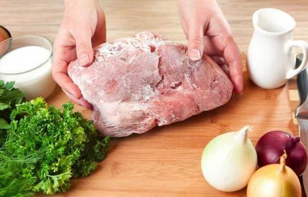 Как разморозить мясо быстро и без микроволновки, чтобы оно осталось вкусным