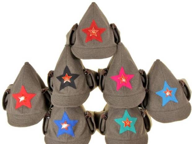 Нашитые на суконном шлеме звезды должны были отличаться по цвету в зависимости от того, какой род войск / Фото: wwii.space