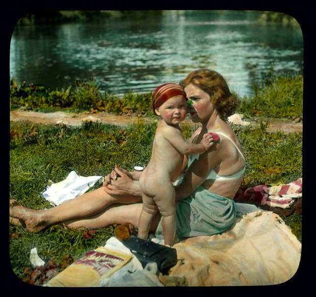 Санкт-Петербург. Женщина с ребенком на пляже Елагиного острова 