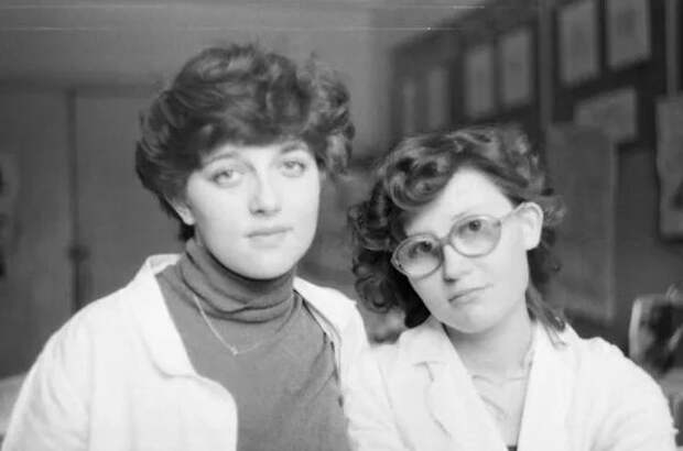 Елена Малышева(справа) в молодости