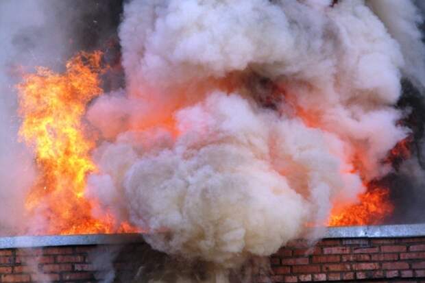 "Пламя охватило сразу": "страшный" пожар у жилого дома в Приморье - видео