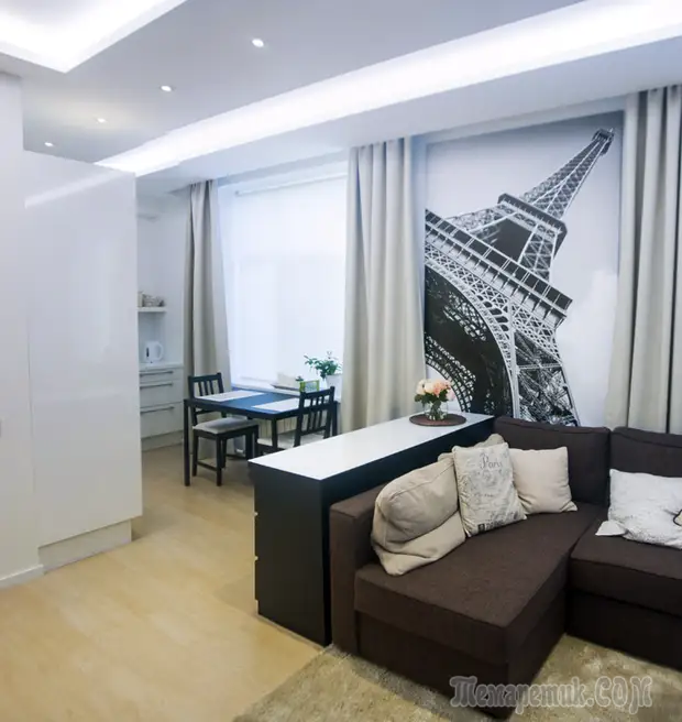 Черно-белая магия питерской сталинки с потолком-хамелеоном