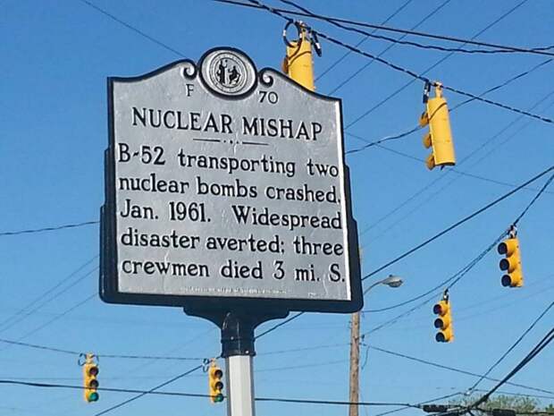 Памятный знак катастрофы. В-55 с ядерными бомбами на борту разбился, трое членов экипажа погибли в 3 милях к югу