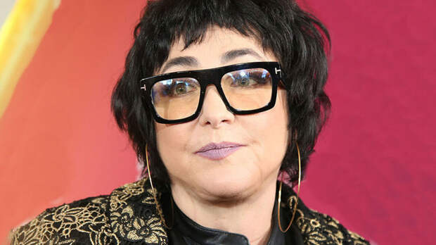 «Красная шапочка» Лолиты: 62-летняя звезда после «отмены» поразила Сеть новым образом