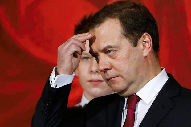 Лидер «Единой России» Дмитрий Медведев в своем «репертуаре», он указал россиянам на беспрецедентный рост их зарплат…