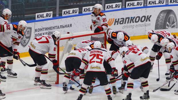 Капитан омского «Авангарда» Емелин попал в больницу с «токсическим шоком печени»