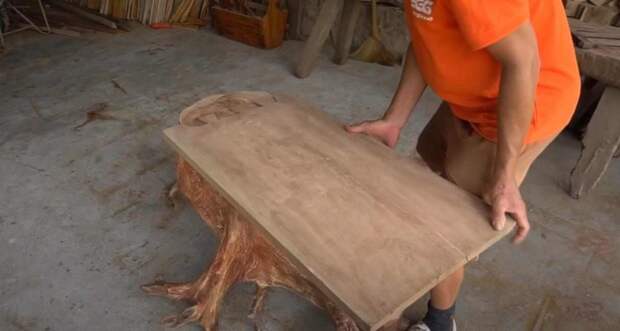 Оригинальный журнальный столик из дерева