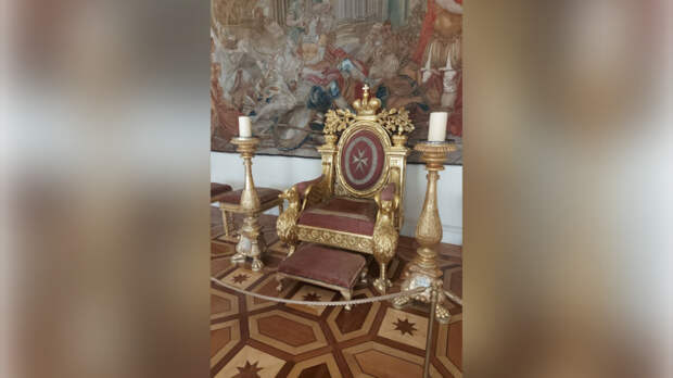 За посиделки на троне в Эрмитаже мужчина заплатил больше 840 тысяч рублей