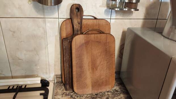 Мне надоело, что доски на кухне стоят, где придется. Показываю, какую красоту я смастерила для их удобного хранения