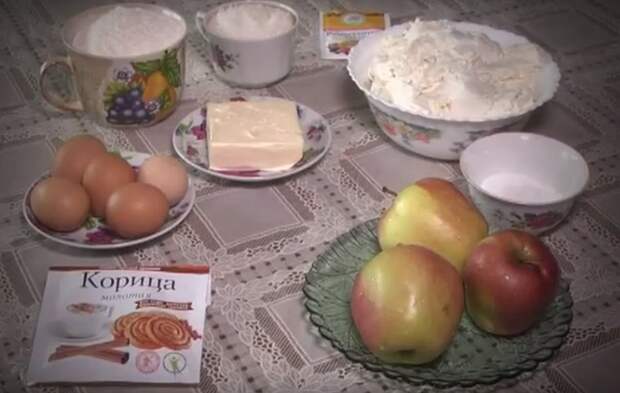 пирог с яблоками и изюмом