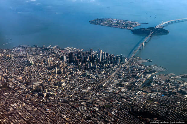 Сан-Франциско, одноимённый залив и мост Бэй-Бридж, по которому можно добраться в Окленд. 