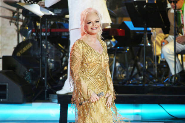 Лариса Долина начала вывозить вещи из квартиры в Хамовниках