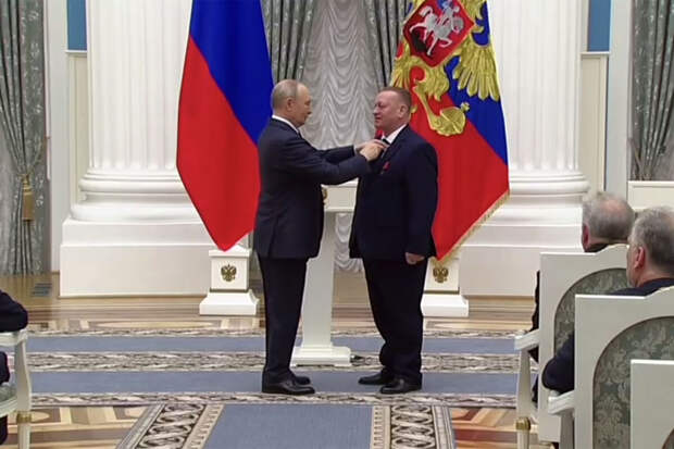 В Кремле отметили звездой Героя Труда России гидрометаллурга Хохлачева