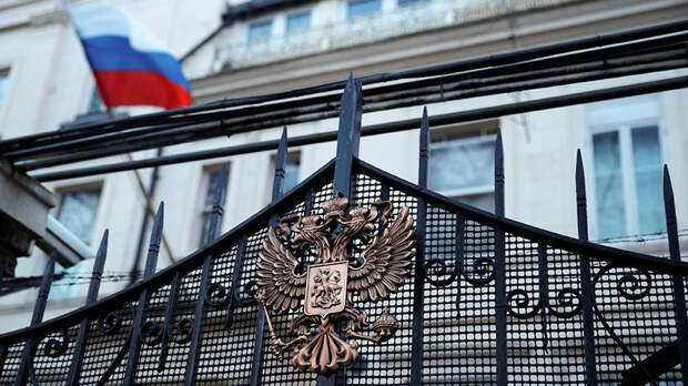 Британия приостанавливает все двусторонние контакты с Россией