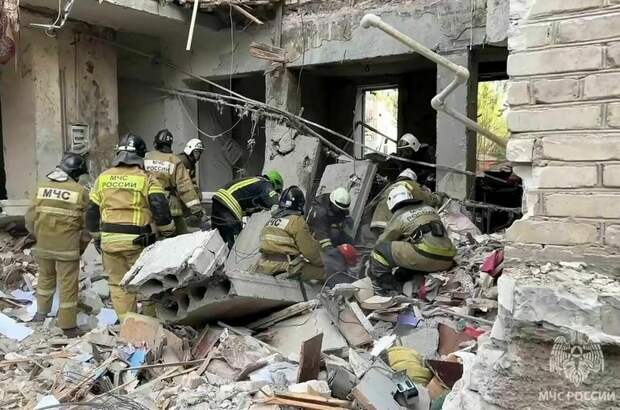 В Луганске из-под завалов обрушившегося дома спасли семь человек