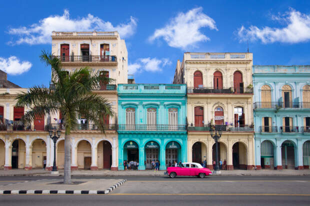 На главных улицах Старого города уже восстановлены фасады и произведена реконструкция большей части уникальнейших зданий (Гавана, Куба). | travelyesplease.com.