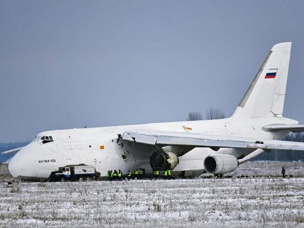 Несмотря на то, что технологии за последние полвека ушли далеко вперед, самолет Ан-124 до сих пор используется во всем мире для перевозки негабаритных грузов.-16