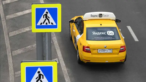 ГИБДД Москвы проверит информацию о таксисте, который пустил ребенка за руль
