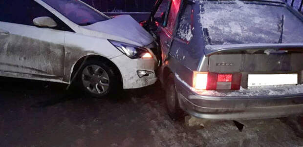 Под Рязанью Hyundai пролетел на «красный» и врезался в ВАЗ
