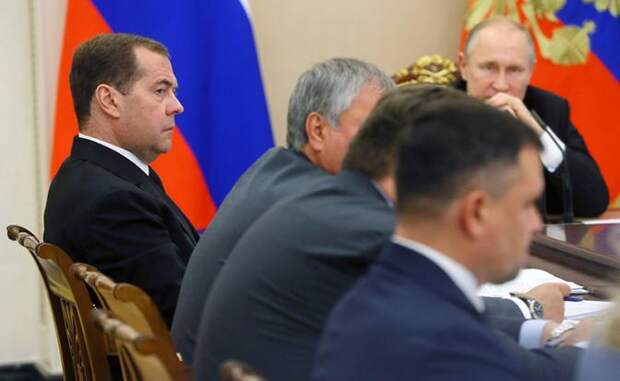 На фото: президент РФ Владимир Путин (на втором плане) и премьер-министр РФ Дмитрий Медведев (слева) во время совещания
