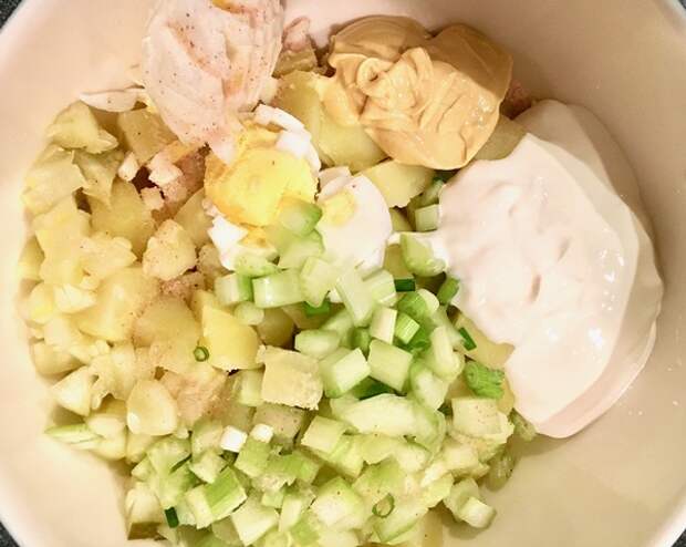Вкусно и недорого: Топ-8 салатов на новогодний стол 2019 года - что должно быть на праздничном столе?