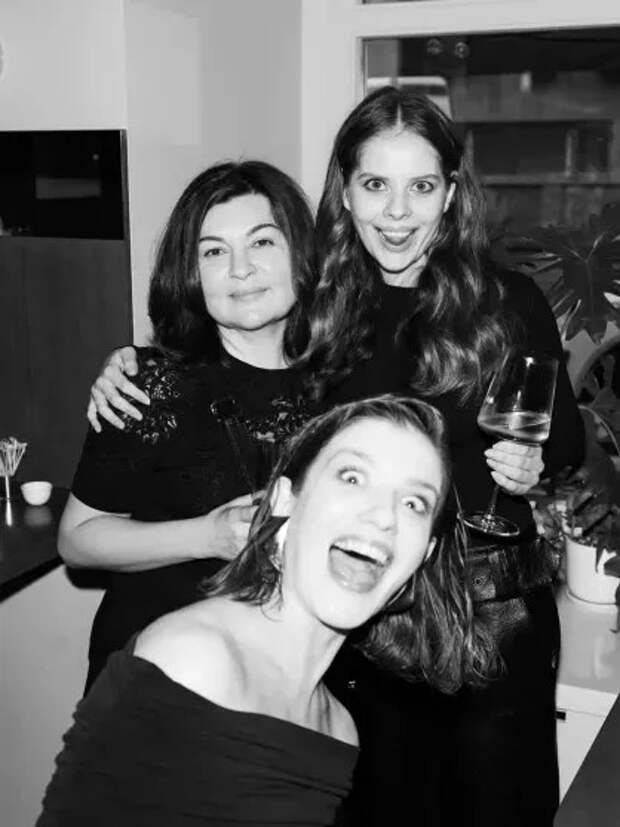 Аня Чиповская и Ангелина Пахомова (справа)