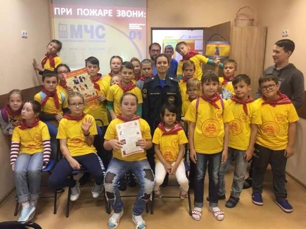 Сотрудники МЧС провели занятие по безопасности в центре поддержки семьи и детства. Фото: mos.ru