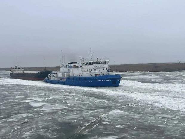 В морском порту Астрахань — тяжелые ледовые условия