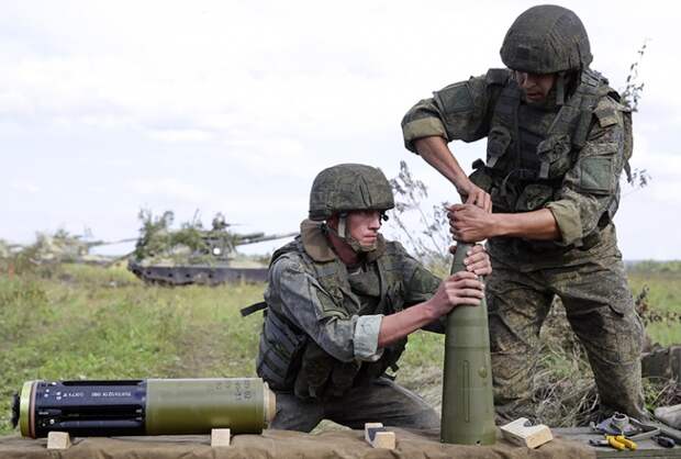 На фото: военнослужащие собирают корректируемый артиллерийский боеприпас "Краснополь" во время учений артиллерийского подразделения о