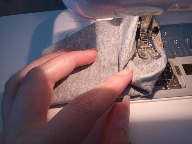Подгибку низа рукавов я делала контрастным оверлочным швом на швейной машинке.