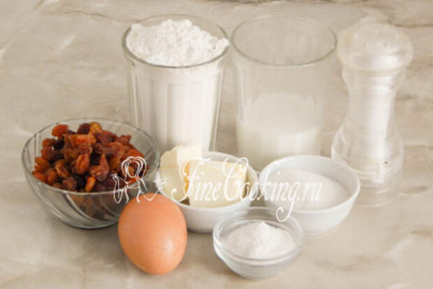 Для приготовления английских сконов нам понадобятся следующие ингредиенты: мука пшеничная высшего сорта, молоко (любой жирности - я брала 2,8%), сливочное масло (жирностью как минимум 72%), изюм без косточек, сахарный песок, куриное яйца (мелкое - в моем случае 43 грамма), разрыхлитель теста и мелкая соль