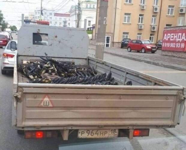 Жаль, что они деньги вот так открыто не перевозят… плевать на всё, пофигисты, прикол, юмор