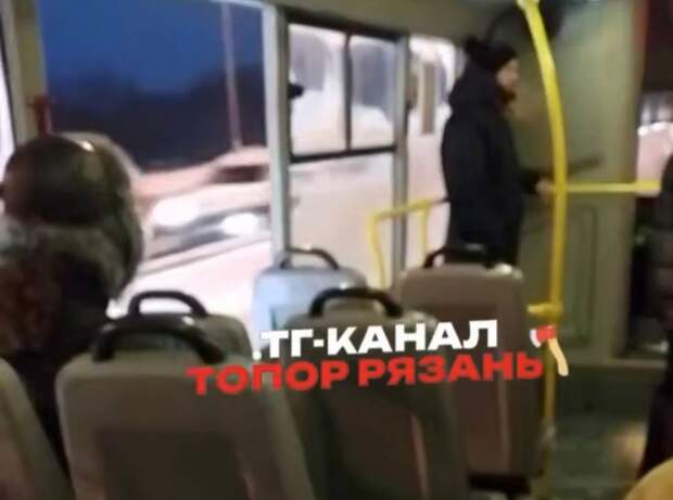 Маршрутка вышла на рейс после ДТП без окна и с открытой дверью в Рязани