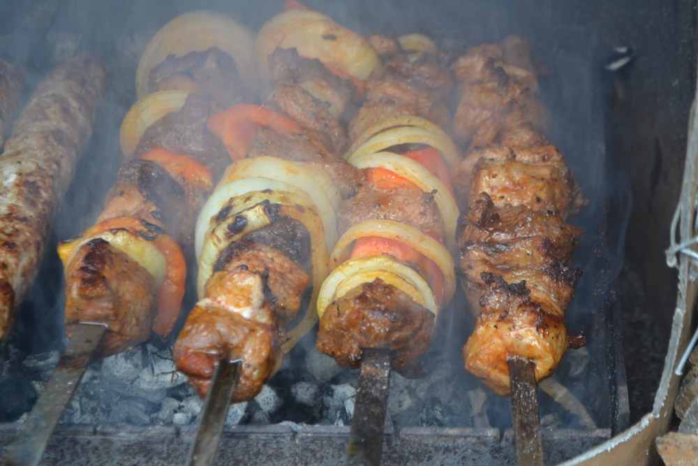 Нанизывать чередуя мясо, лук, перец