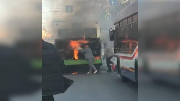 Очевидцы потушили загоревшийся в Воронеже автобус